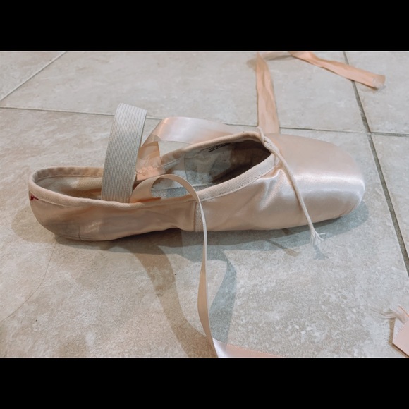 POINTE SHOES - Picture 4 of 8